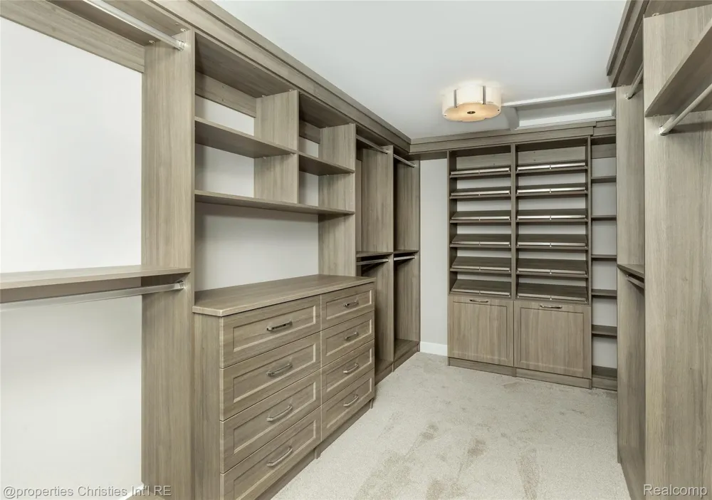 2093 Pembroke Road Birmingham City, MI 48009