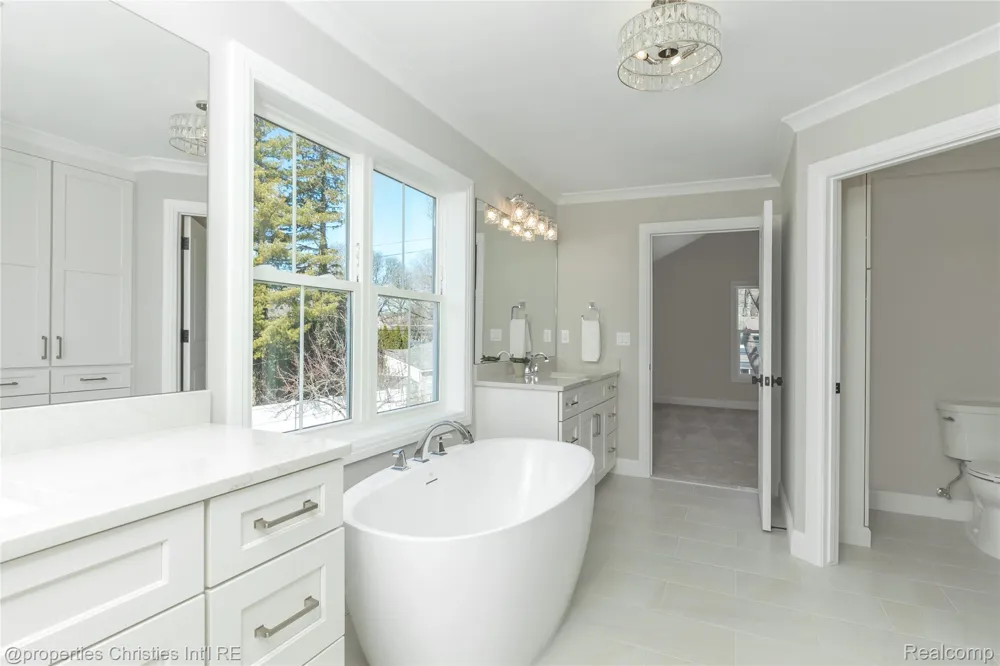 2093 Pembroke Road Birmingham City, MI 48009