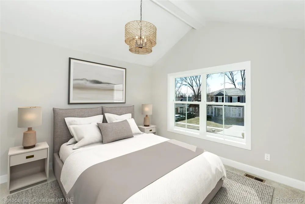 2093 Pembroke Road Birmingham City, MI 48009