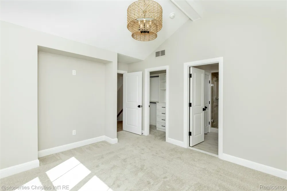 2093 Pembroke Road Birmingham City, MI 48009