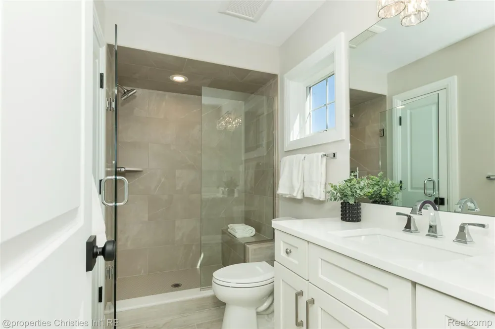 2093 Pembroke Road Birmingham City, MI 48009