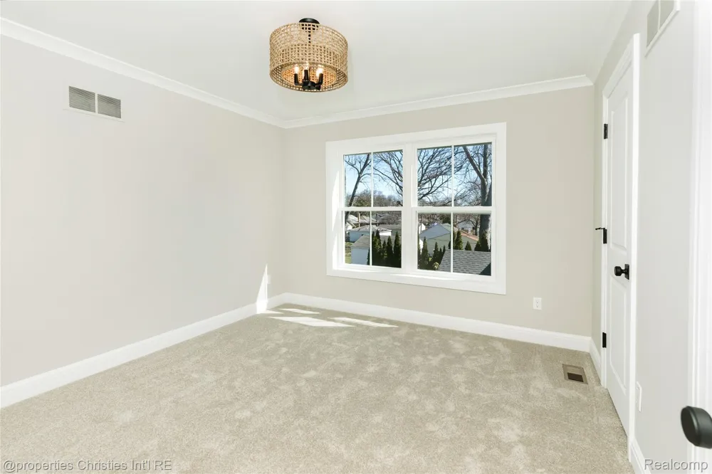 2093 Pembroke Road Birmingham City, MI 48009