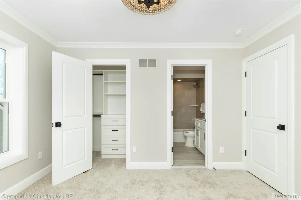 2093 Pembroke Road Birmingham City, MI 48009