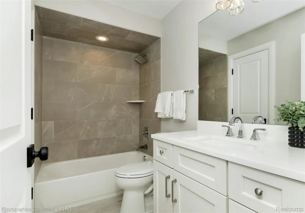 2093 Pembroke Road Birmingham City, MI 48009