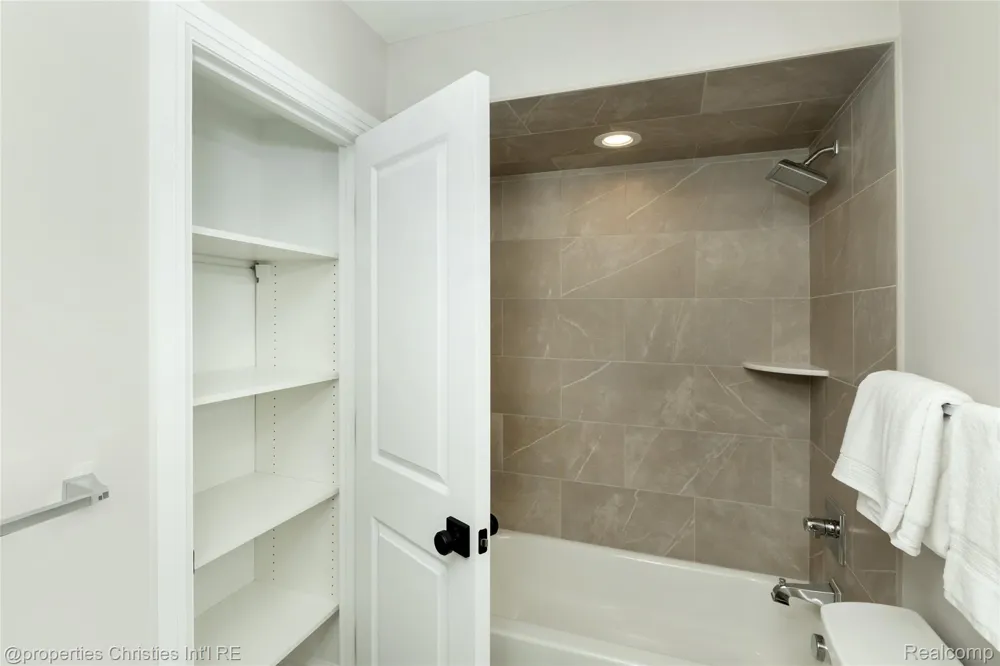2093 Pembroke Road Birmingham City, MI 48009