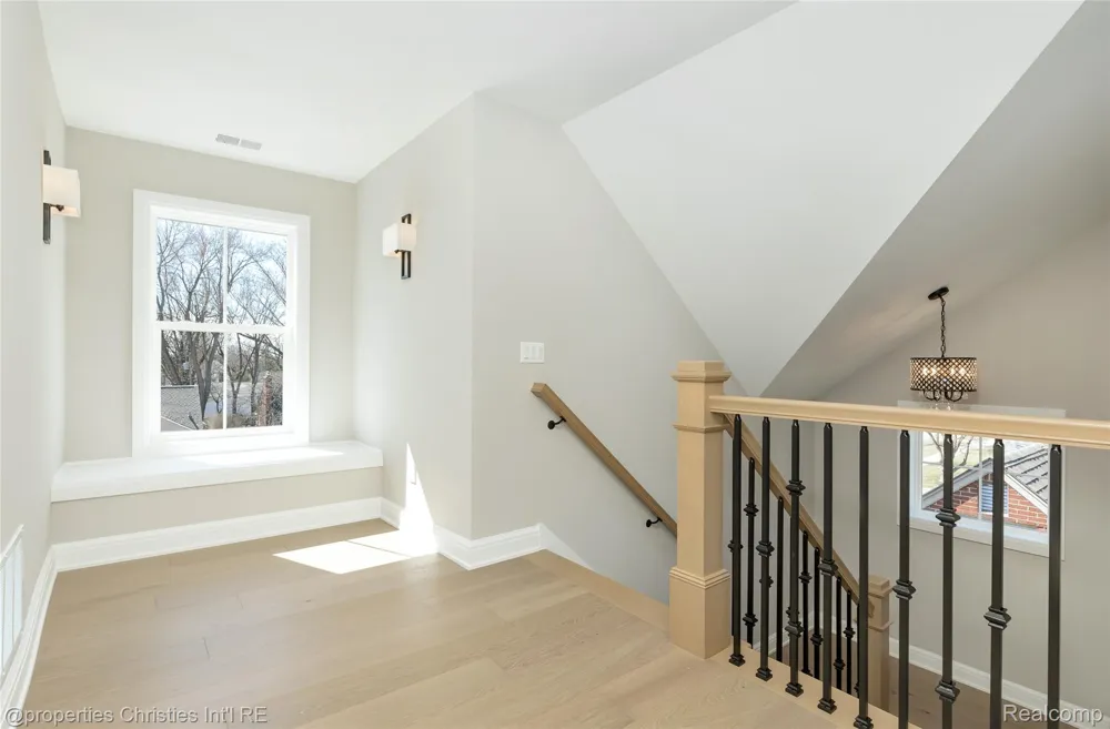 2093 Pembroke Road Birmingham City, MI 48009