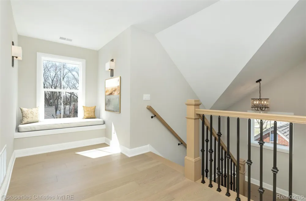 2093 Pembroke Road Birmingham City, MI 48009
