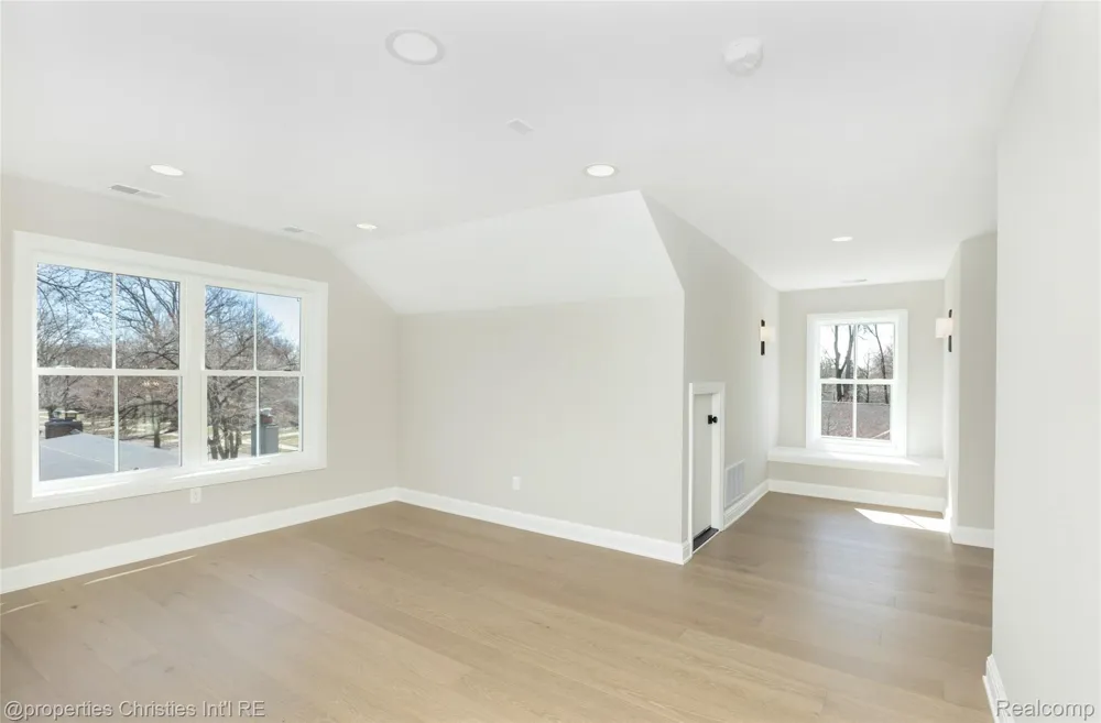 2093 Pembroke Road Birmingham City, MI 48009