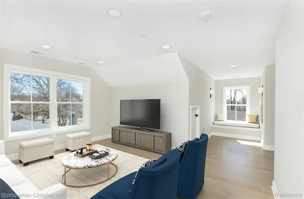 2093 Pembroke Road Birmingham City, MI 48009