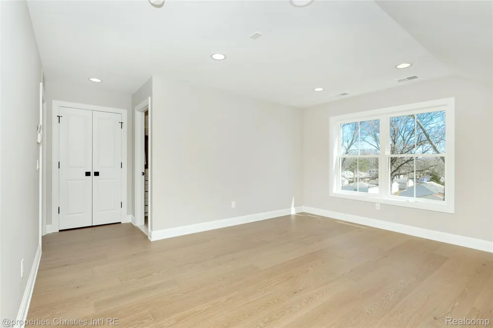 2093 Pembroke Road Birmingham City, MI 48009