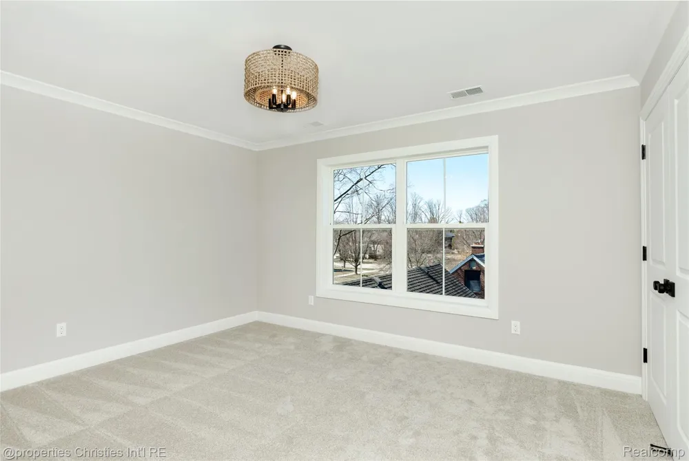 2093 Pembroke Road Birmingham City, MI 48009