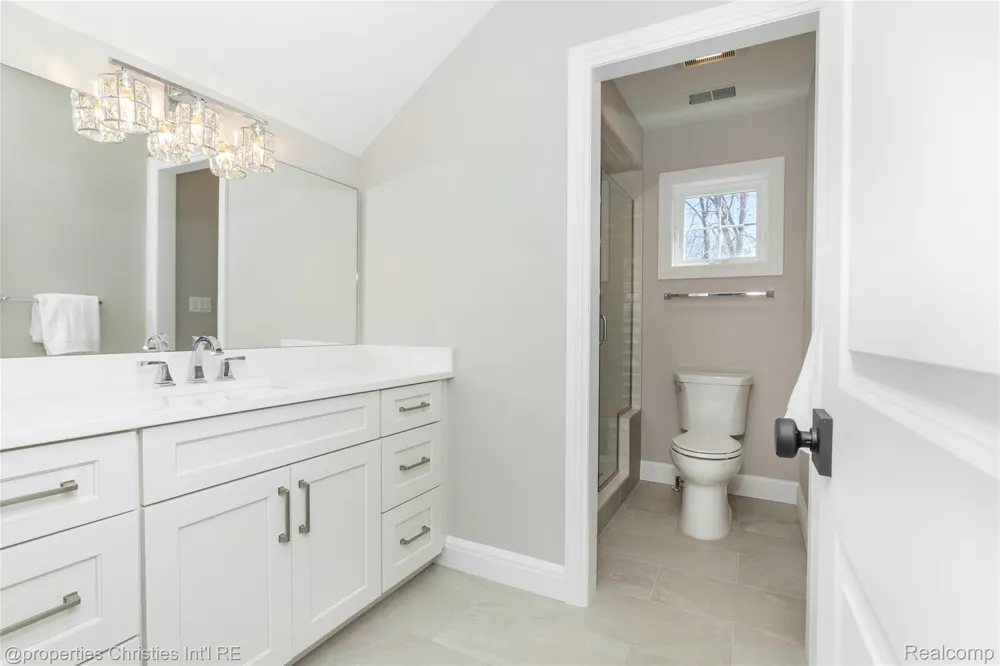 2093 Pembroke Road Birmingham City, MI 48009
