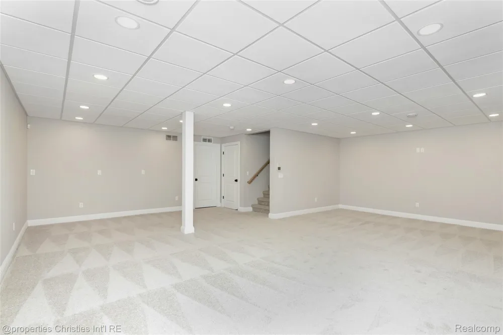 2093 Pembroke Road Birmingham City, MI 48009