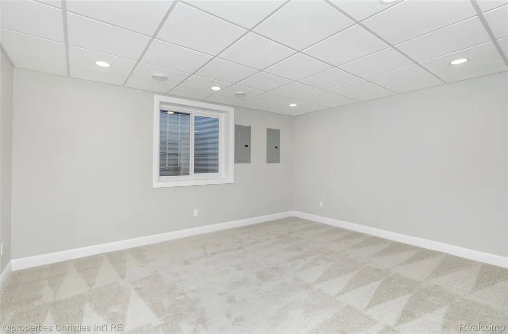 2093 Pembroke Road Birmingham City, MI 48009