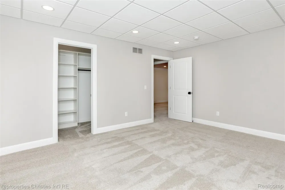 2093 Pembroke Road Birmingham City, MI 48009