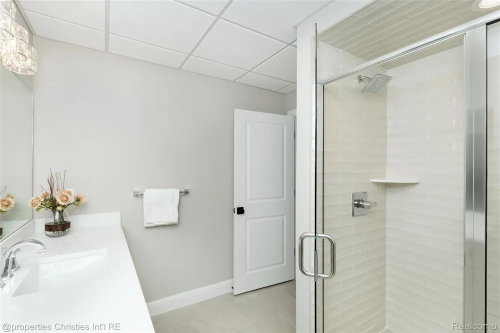 2093 Pembroke Road Birmingham City, MI 48009