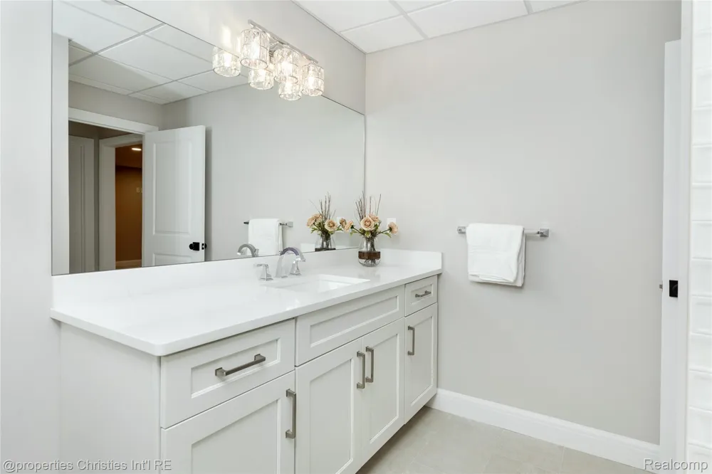 2093 Pembroke Road Birmingham City, MI 48009