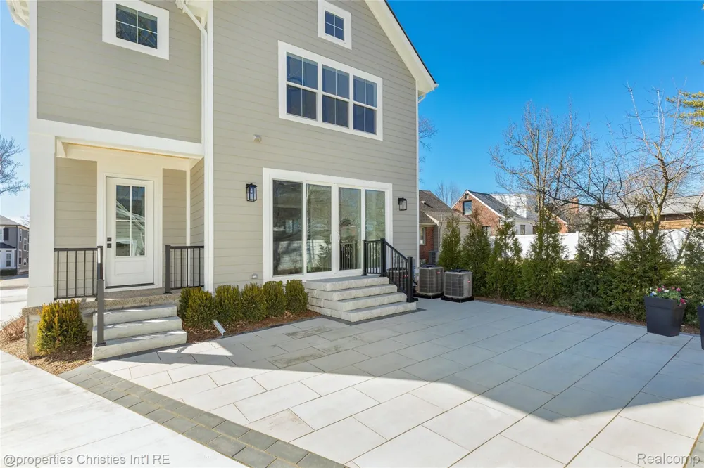 2093 Pembroke Road Birmingham City, MI 48009