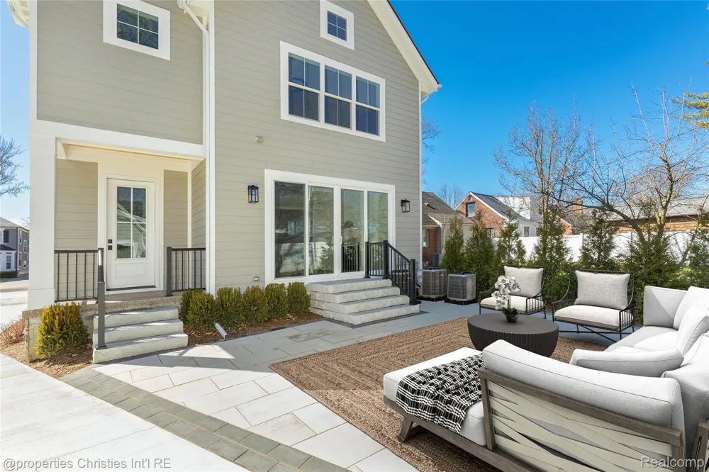 2093 Pembroke Road Birmingham City, MI 48009