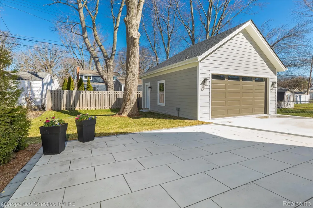 2093 Pembroke Road Birmingham City, MI 48009