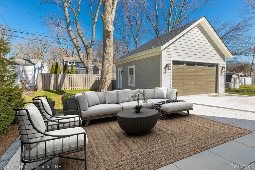 2093 Pembroke Road Birmingham City, MI 48009