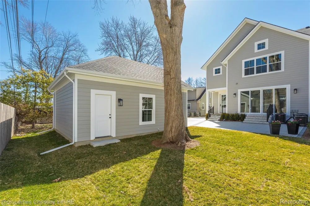 2093 Pembroke Road Birmingham City, MI 48009