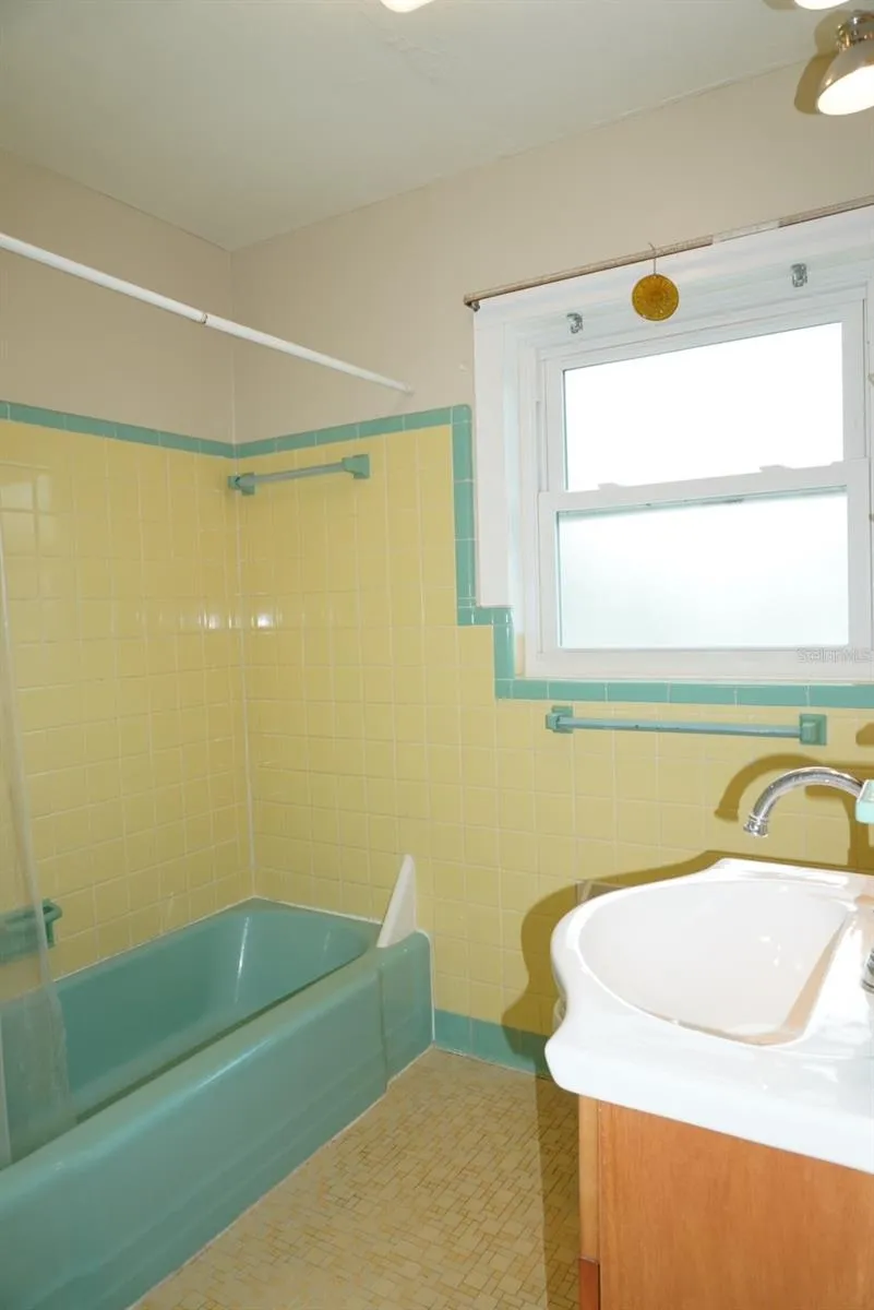 809 W PARK AVENUE #B Tampa, FL 33602