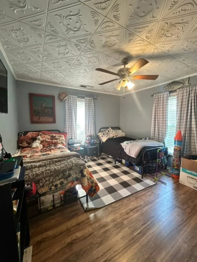 608 W Baldridge Street Ennis, TX 75119