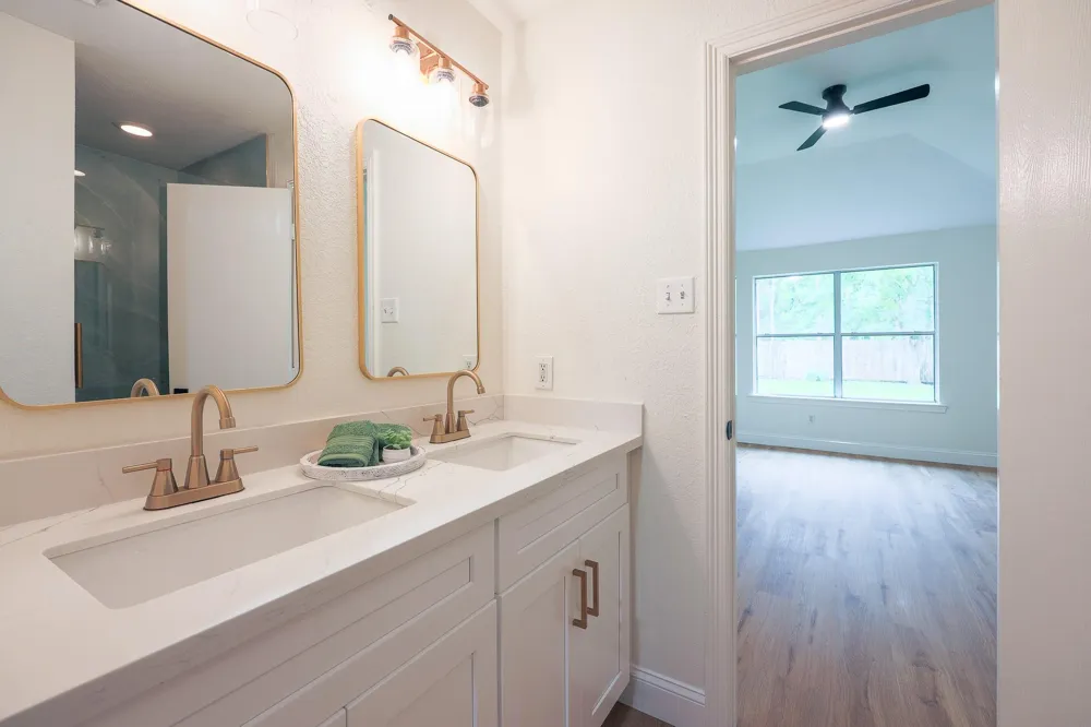 5226 Chasewood Drive Bacliff, TX 77518
