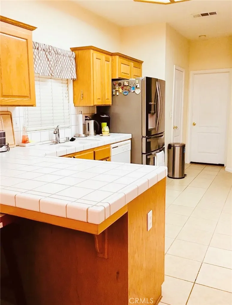 2559 E Fallbrook Fresno, CA 93720
