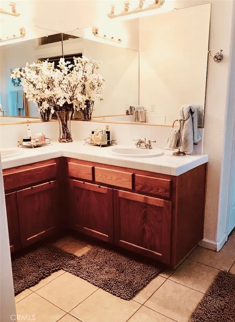 2559 E Fallbrook Fresno, CA 93720