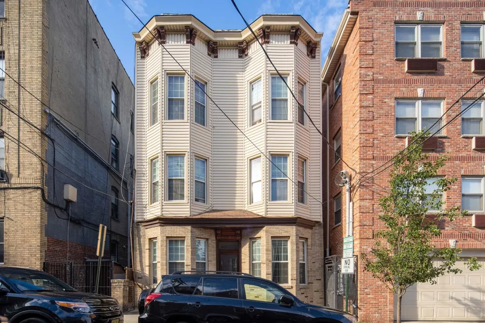 210 36TH ST Union City, NJ 07087