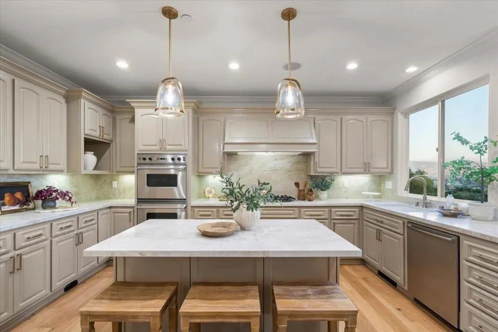 1750 Vista Del Sur Gilroy, CA 95020