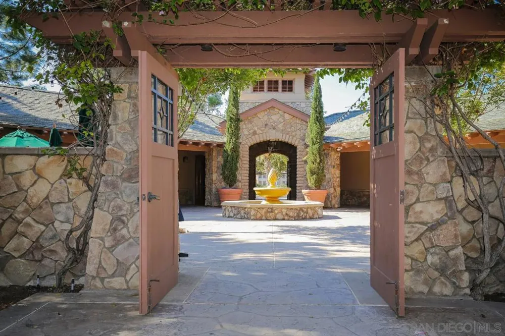 2263 Paseo Saucedal Carlsbad, CA 92009