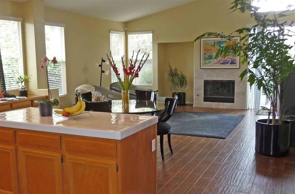2263 Paseo Saucedal Carlsbad, CA 92009