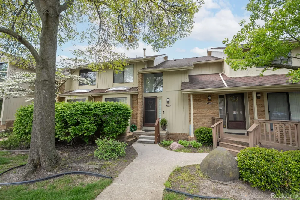 5590 Hillcrest Circle W West Bloomfield Charter Township, MI 48322