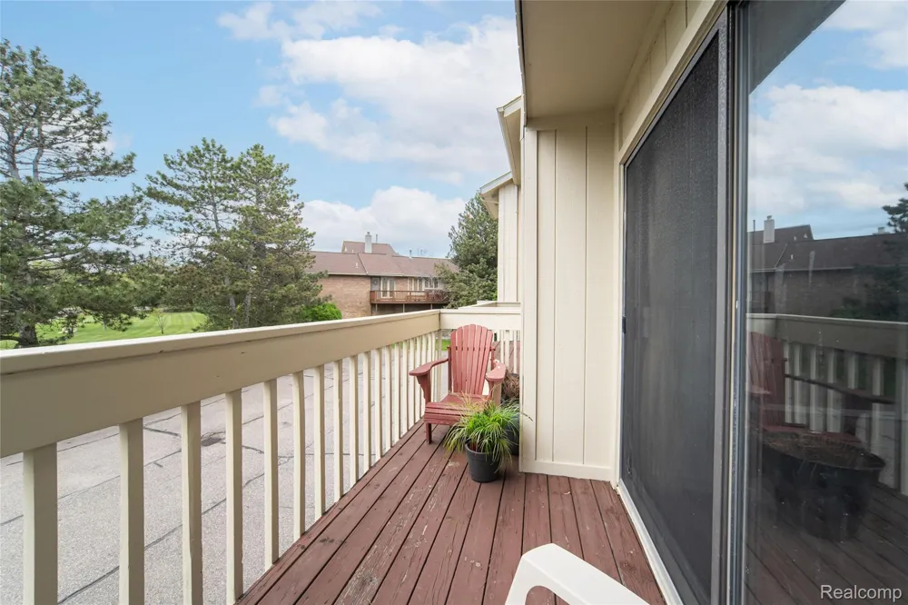5590 Hillcrest Circle W West Bloomfield Charter Township, MI 48322