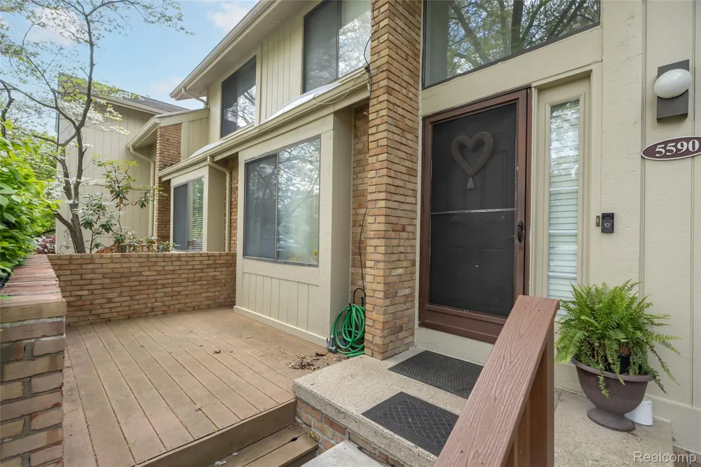 5590 Hillcrest Circle W West Bloomfield Charter Township, MI 48322