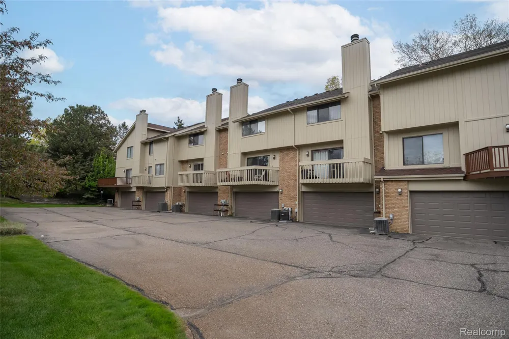 5590 Hillcrest Circle W West Bloomfield Charter Township, MI 48322