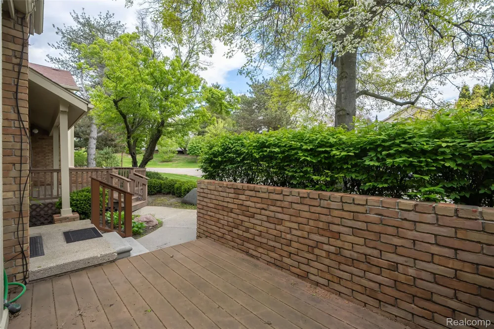 5590 Hillcrest Circle W West Bloomfield Charter Township, MI 48322