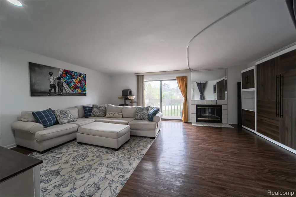 5590 Hillcrest Circle W West Bloomfield Charter Township, MI 48322