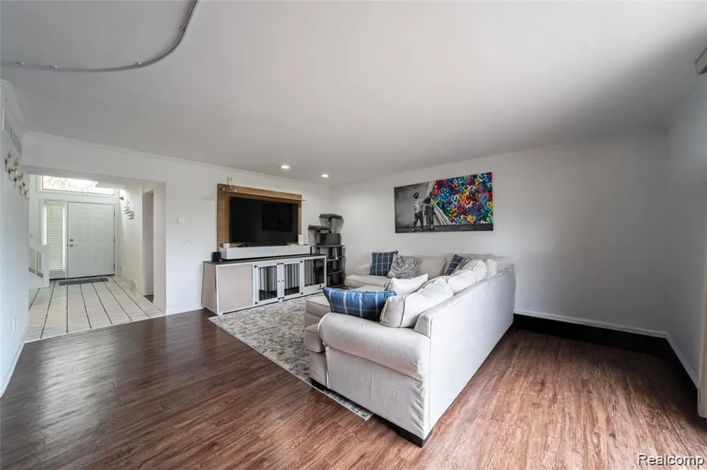 5590 Hillcrest Circle W West Bloomfield Charter Township, MI 48322