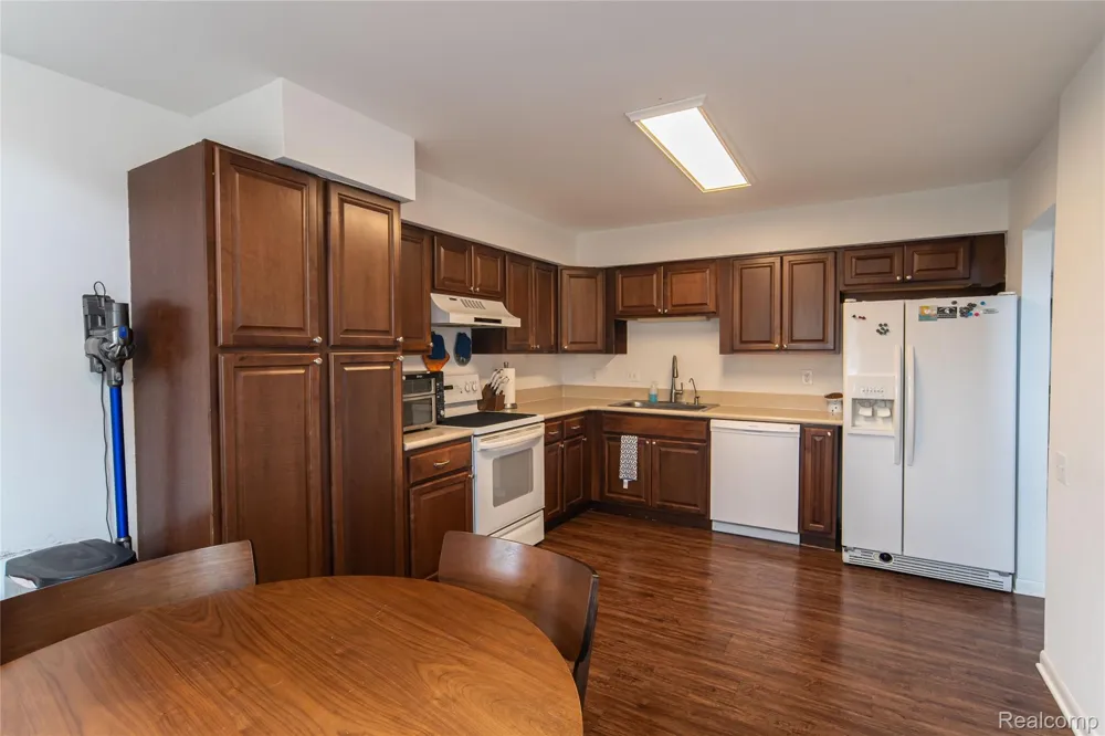 5590 Hillcrest Circle W West Bloomfield Charter Township, MI 48322