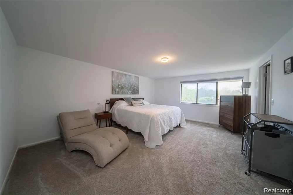 5590 Hillcrest Circle W West Bloomfield Charter Township, MI 48322