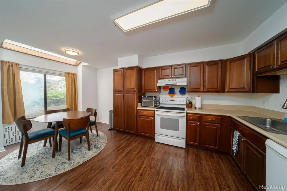 5590 Hillcrest Circle W West Bloomfield Charter Township, MI 48322