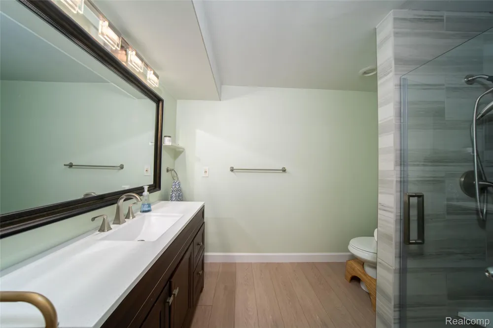 5590 Hillcrest Circle W West Bloomfield Charter Township, MI 48322