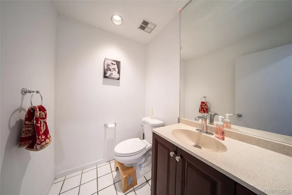 5590 Hillcrest Circle W West Bloomfield Charter Township, MI 48322