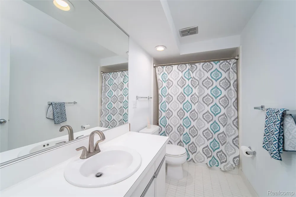 5590 Hillcrest Circle W West Bloomfield Charter Township, MI 48322
