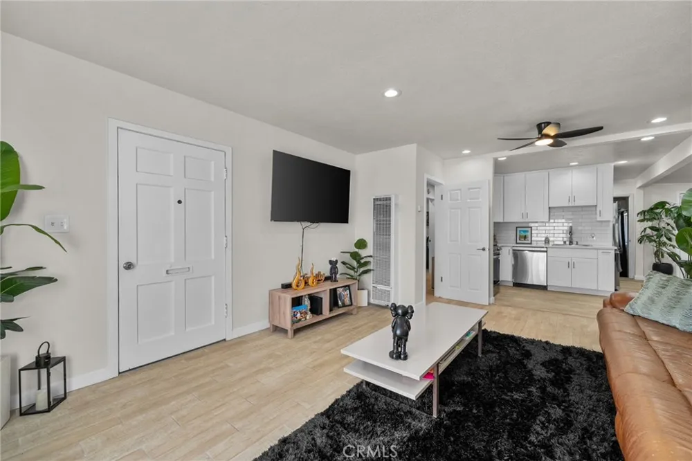 7941 Lemona Avenue Panorama City, CA 91402