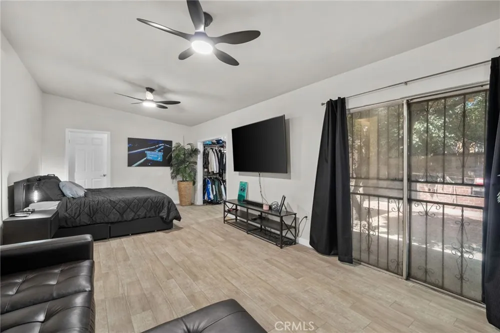 7941 Lemona Avenue Panorama City, CA 91402